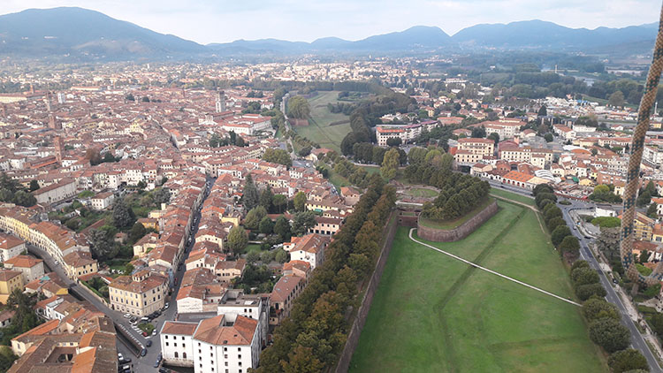 Volo sulla città di Lucca