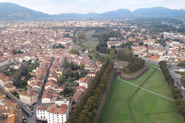 Volo sulla città di Lucca