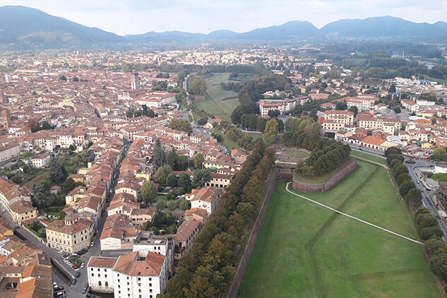 Volo sulla città di Lucca