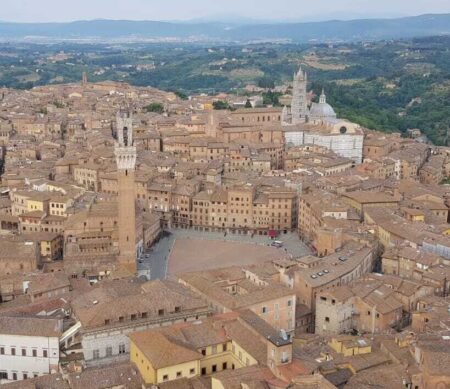 Volo sulla città di Siena
