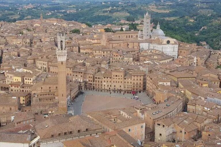 Volo sulla città di Siena