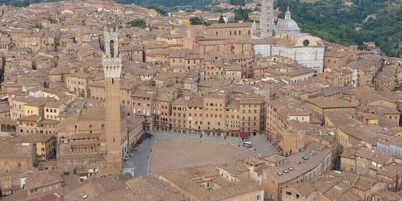 Volo sulla città di Siena