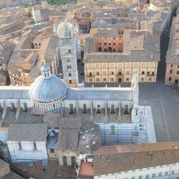 Volo sulla città di Siena