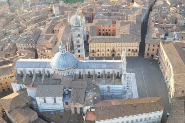 Volo sulla città di Siena