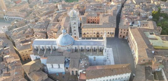 Volo sulla città di Siena