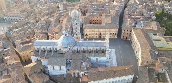 Volo sulla città di Siena