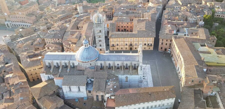 Volo sulla città di Siena